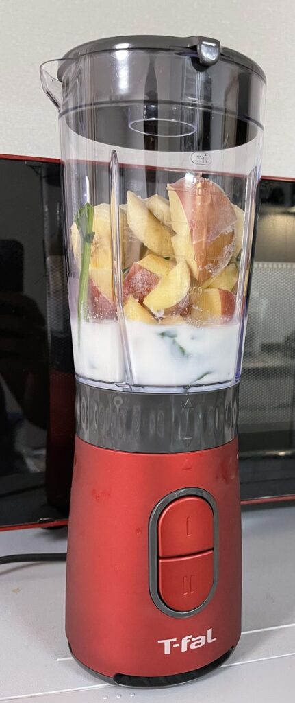 How to make a komatsuna and apple milk smoothie: blend apple, komatsuna, milk, honey, and ice until smooth
