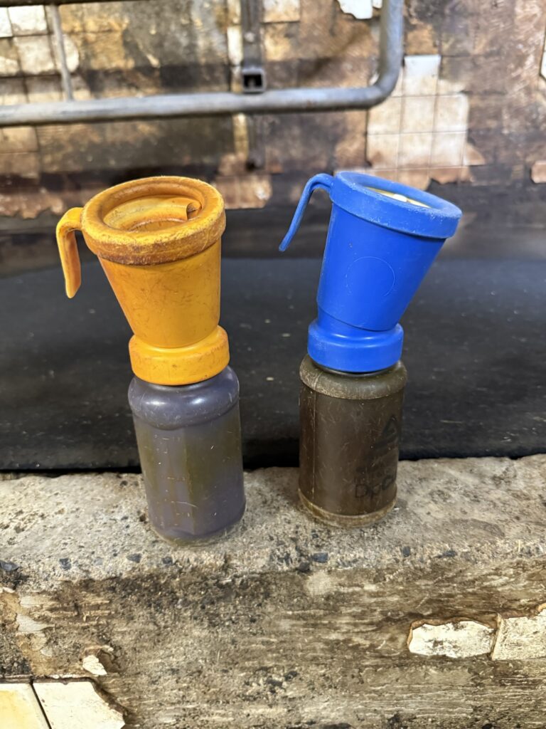 Blue pre-dipping and yellow post-dipping solution for dairy cow teat disinfection