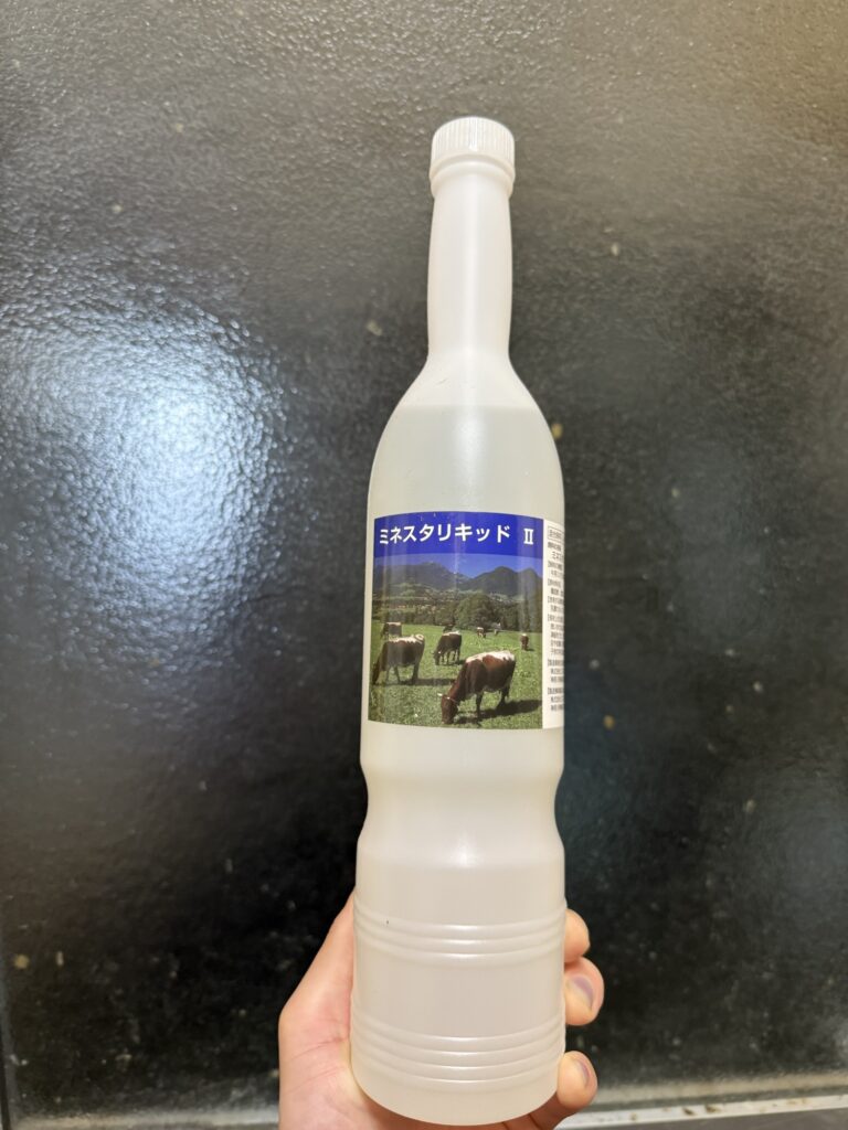 酢酸カルシウム溶液が入った透明なプラスチックボトルとラベル表示