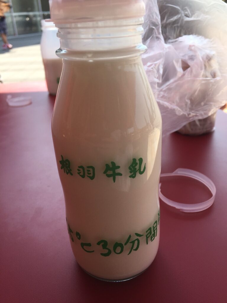 瓶入り牛乳の種類と特徴を紹介するイメージ