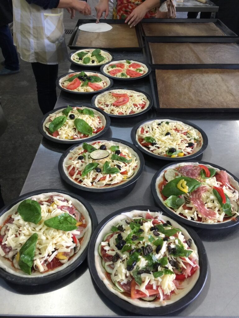 シュレッドチーズがたっぷりのったピザ