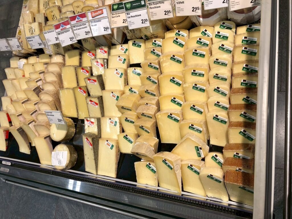 チーズ売り場に並ぶさまざまな種類のチーズ