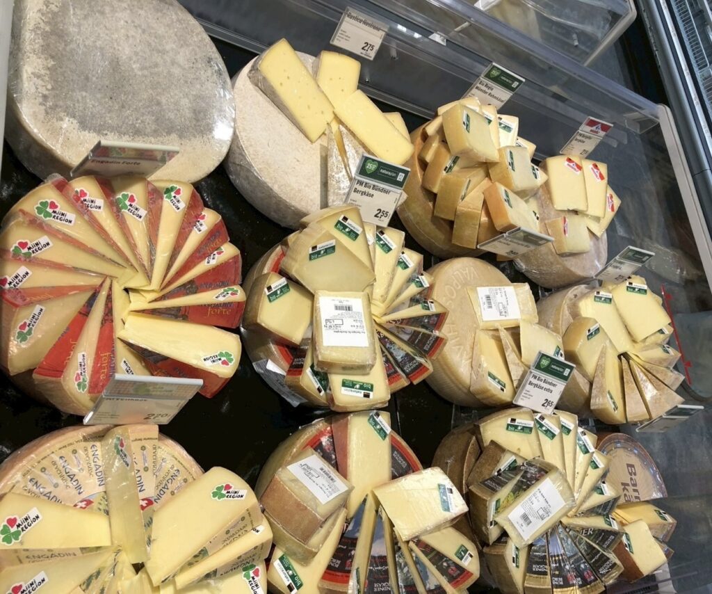 チーズ売り場に並ぶホールチーズ