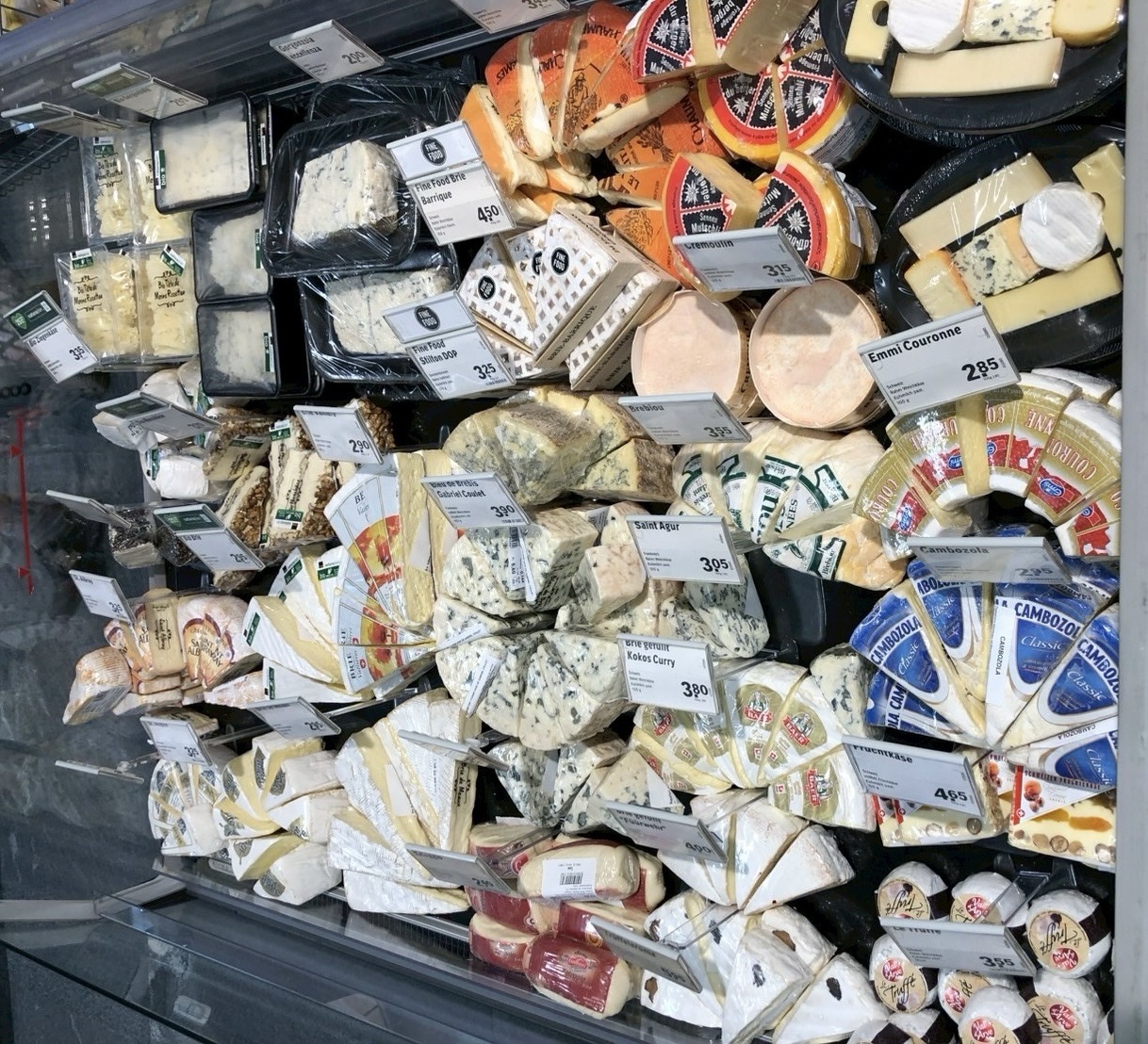 白かびチーズと青かびチーズが並ぶ海外のチーズ売り場