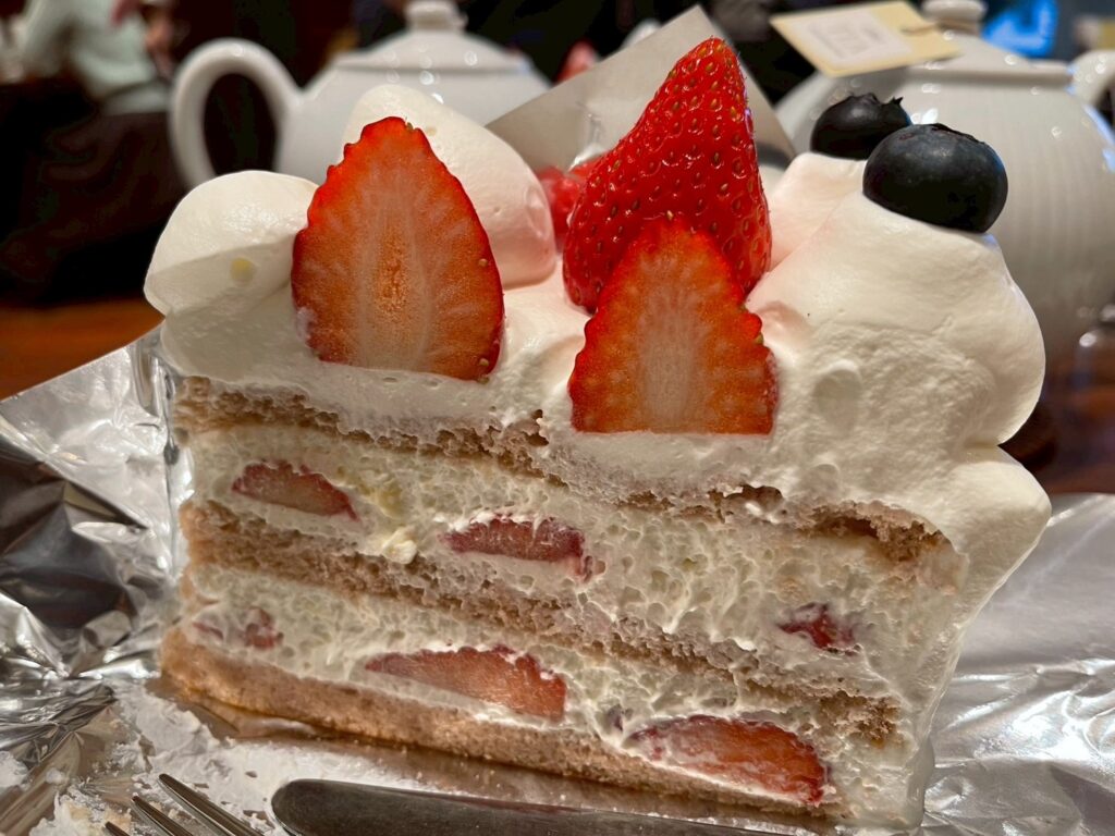 生クリームたっぷりのショートケーキ