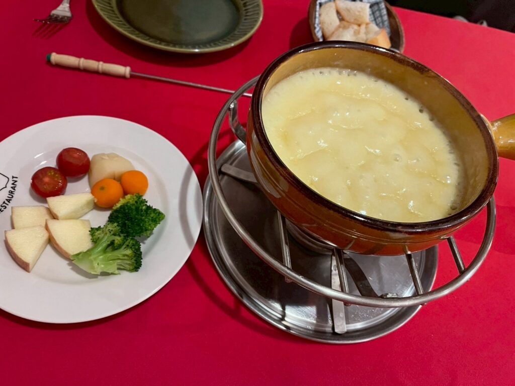 チーズフォンデュにトマトとブロッコリー