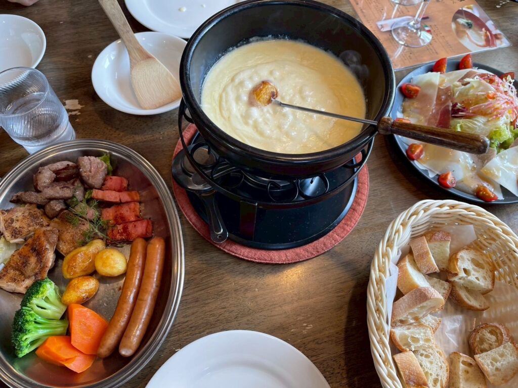 チーズフォンデュとフランスパン・ブロッコリー・にんじん・じゃがいも/ソーセージ