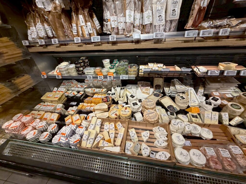 ウォッシュチーズ専門店の売り場