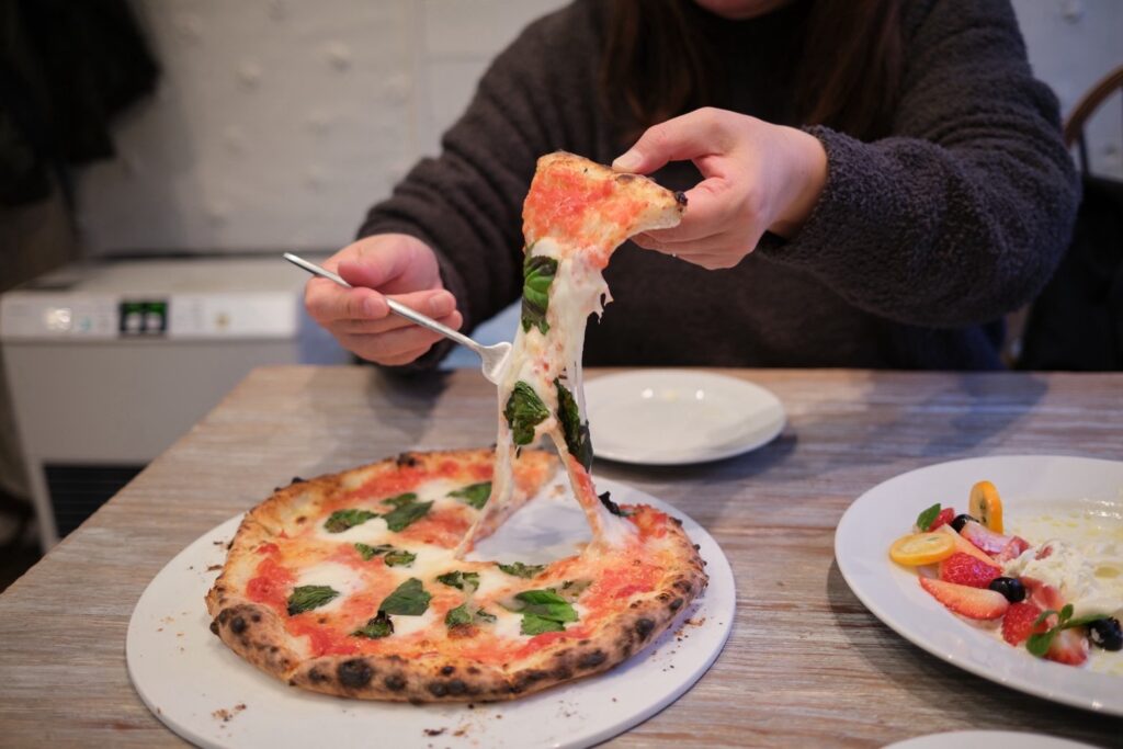 モッツァレラチーズたっぷりのピザ