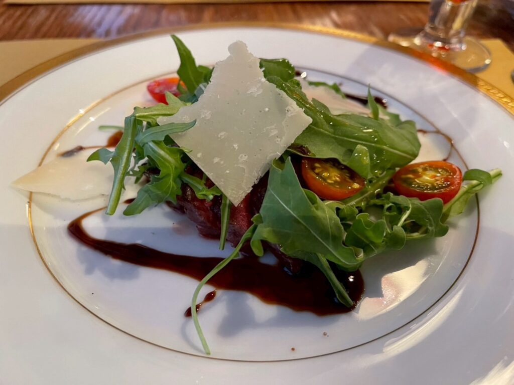 パルメザンチーズがかかったサラダ