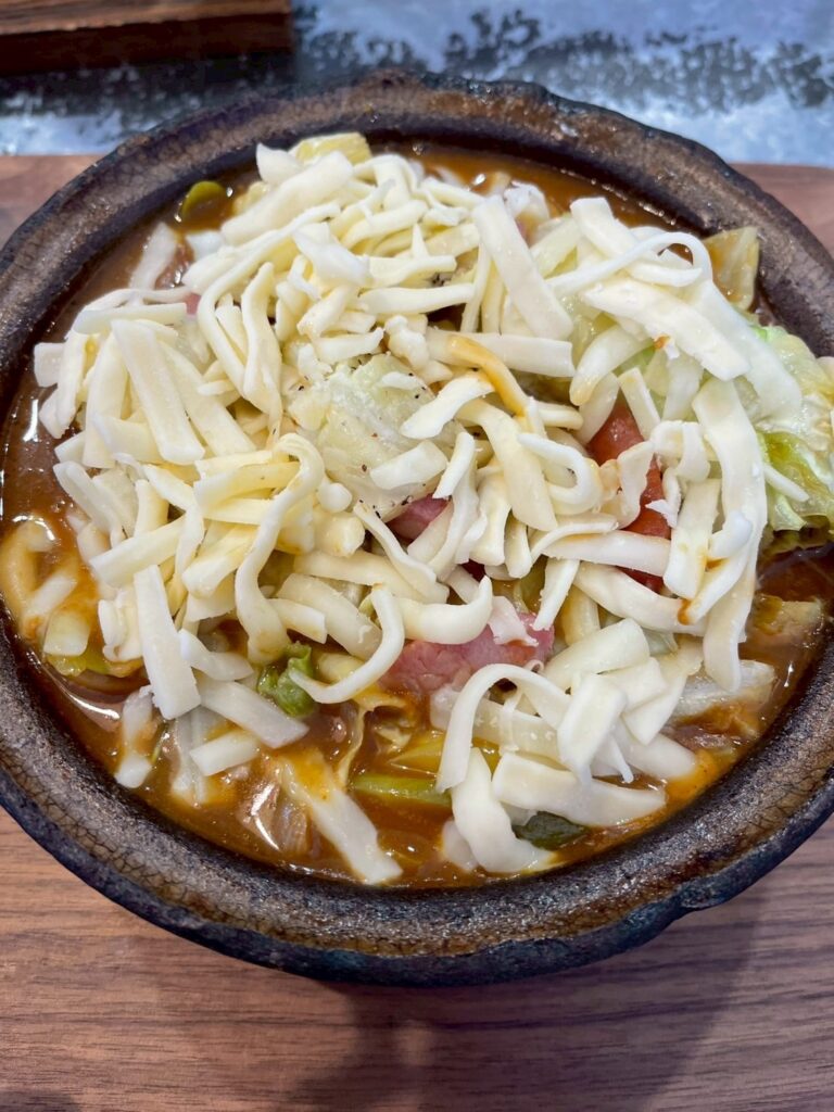 シュレッドチーズがたっぷりのったカレーラ