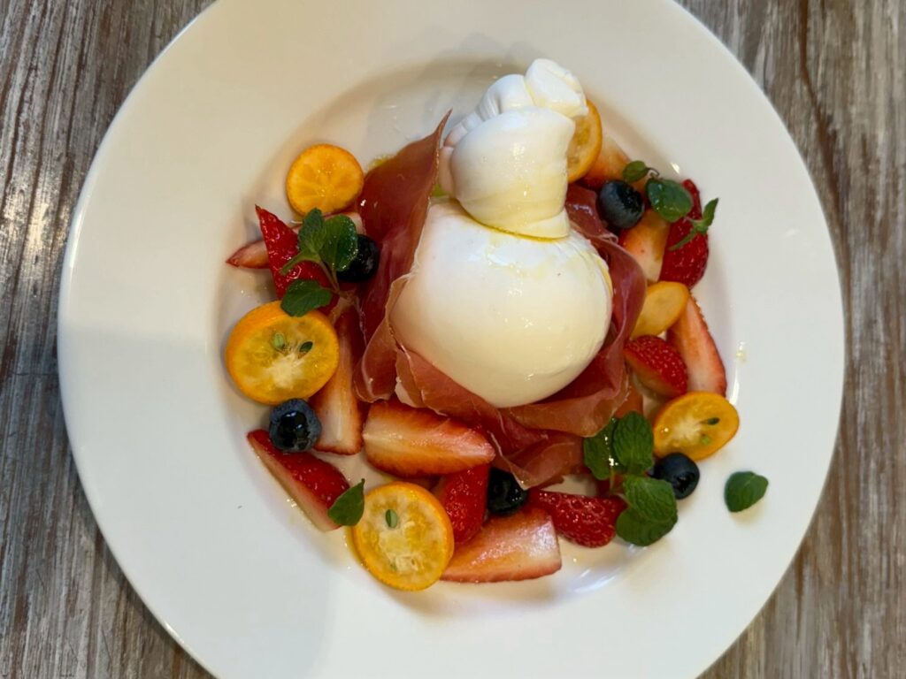 カチョカヴァッロ チーズとフルーツ盛り合わせ