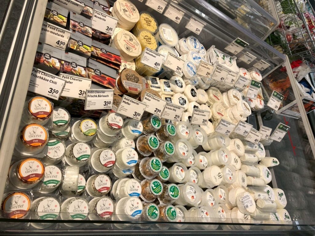 スーパーで販売されている山羊のチーズ パッケージ