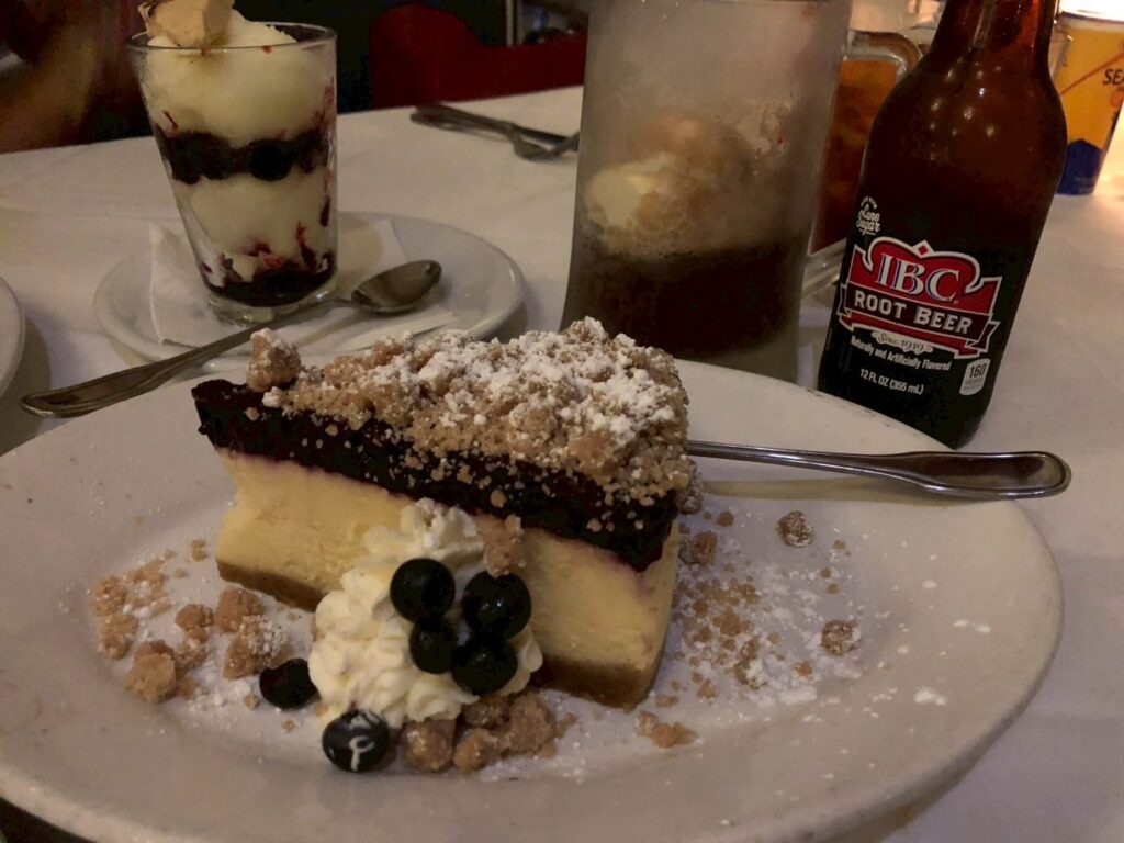 ブルーベリーソースがけベイクドチーズケーキの美味しいデザート画像