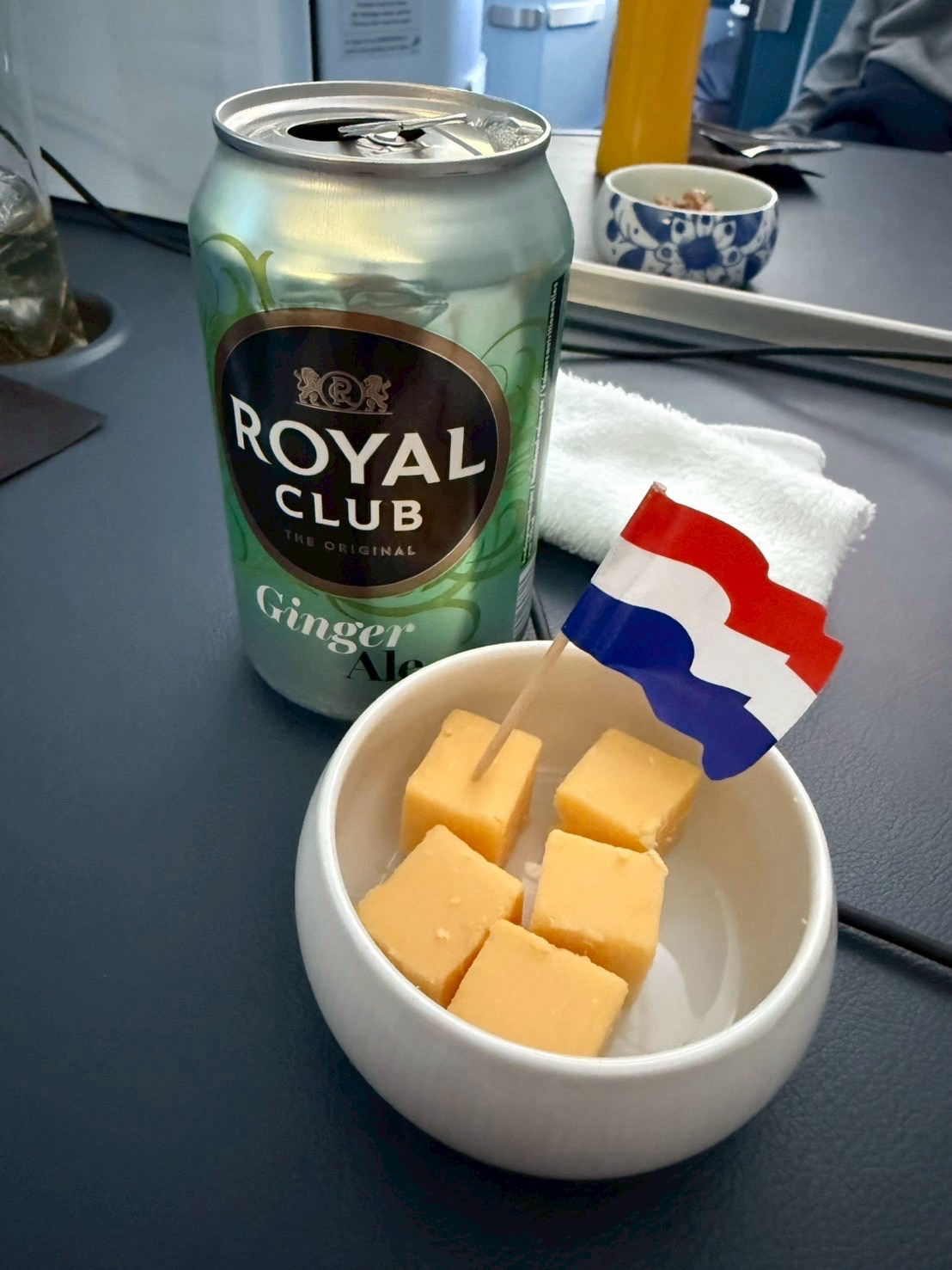 オランダ ゴーダチーズの丸いブロックとカット断面