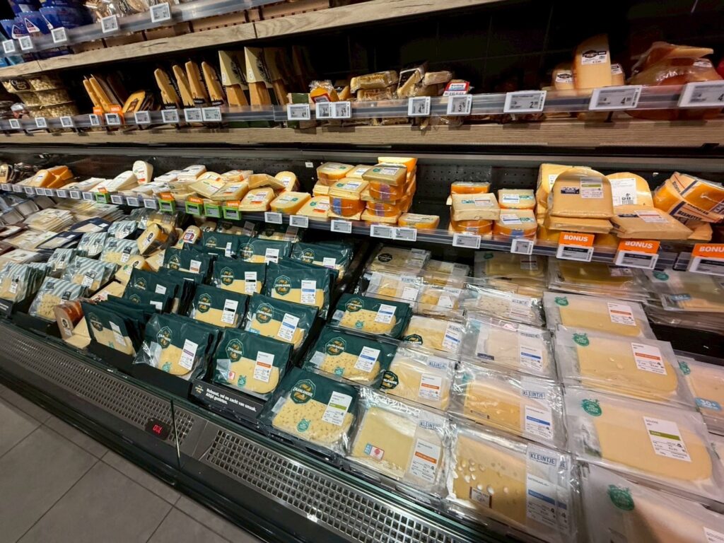 さまざまな種類のチーズが並ぶ売り場