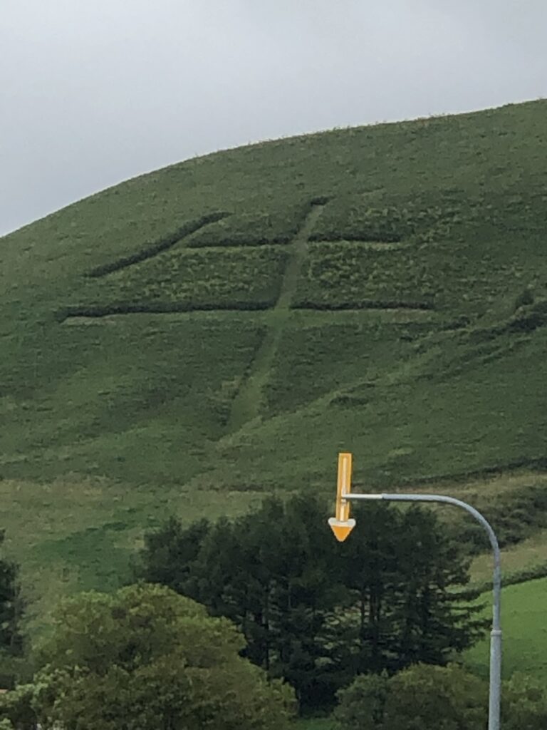 モアン山の山肌に描かれた大きな牛の文字、中標津町から見える
