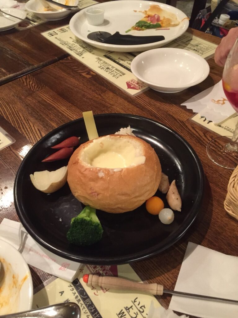 パンの中に入ったとろけるチーズフォンデュ