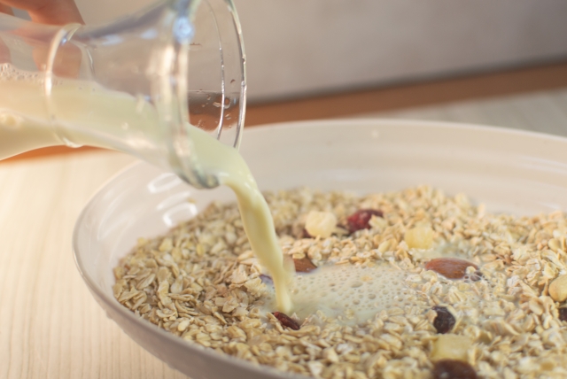 オートミールに牛乳を注ぐ朝食シーン|栄養満点で簡単な健康レシピ