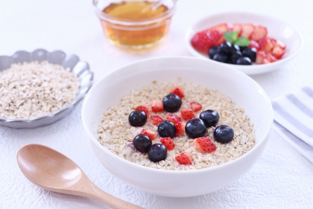 ベリーとギリシャヨーグルトを使ったオートミール