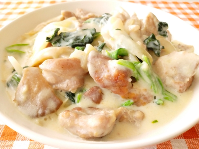 鶏肉とほうれん草のホワイトソースあえ|簡単レシピとクリーミーな味わい