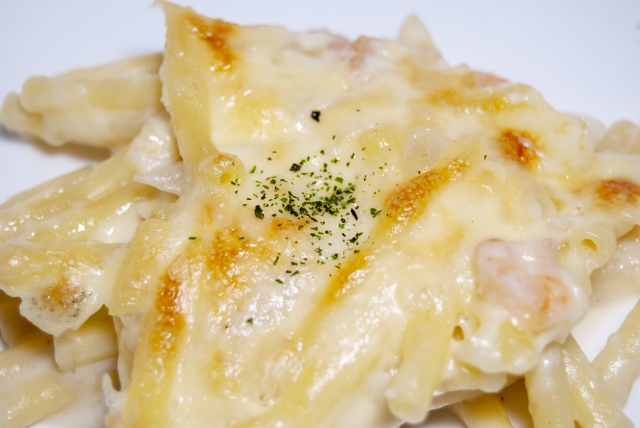 マカロニグラタンのレシピ|簡単でクリーミーな作り方