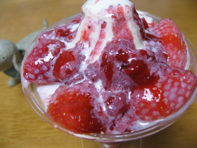 いちご練乳フローズンヨーグルト｜簡単で甘酸っぱいデザート