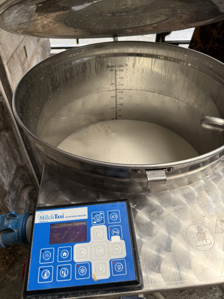 ミルクタクシーでパスチャライズした廃棄乳を子牛に哺乳