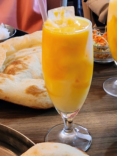 マンゴーラッシー レシピと作り方｜インドの人気ヨーグルトドリンク