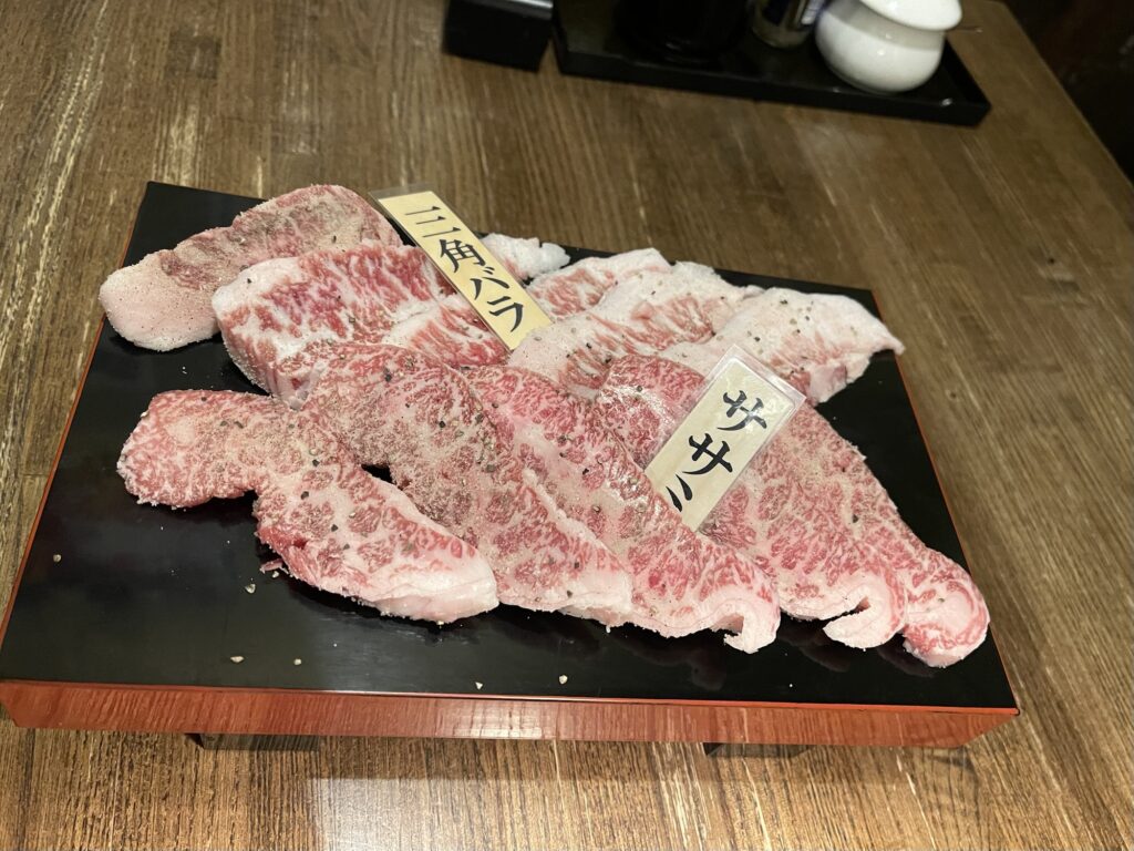 三角バラとささみの盛り合わせ牛肉の美味しそうなイメージ