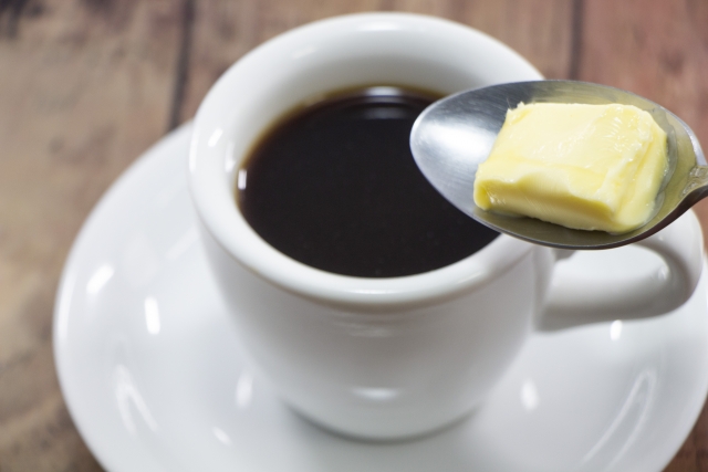 バターコーヒー|グラスフェッドバターとMCTオイルを加えた朝の健康ドリンク