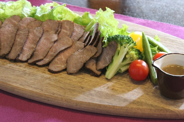 ローストビーフ｜ジューシーで柔らかい牛肉のスライス