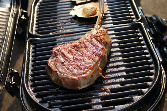 BBQトマホークステーキ｜骨付きリブアイの豪快グリル