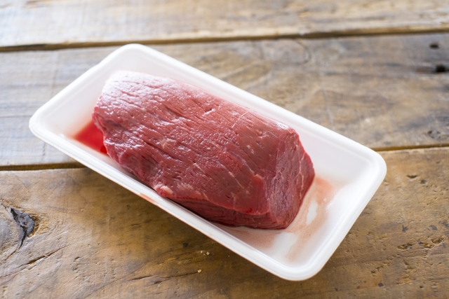 牛肉から出るドリップ（肉汁）の写真｜鮮度と保存状態の目安