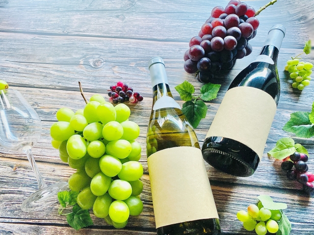 ワインとぶどうのイラスト|赤ワインや白ワインの原料となる葡萄のイメージ