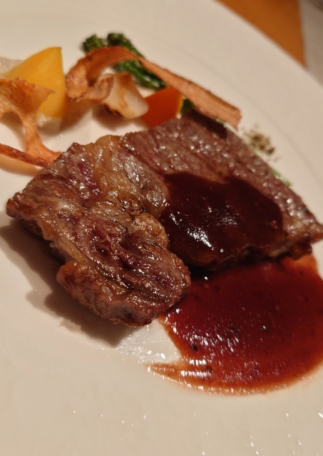 ジューシーに焼き上げたリブアイステーキ｜サシが入った柔らかい牛肉