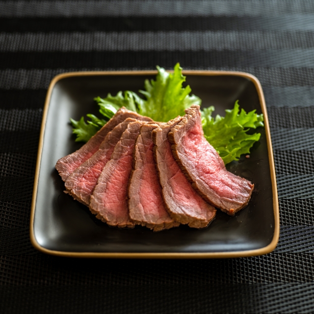 ジューシーなローストビーフの写真|柔らかく焼き上げた牛肉料理