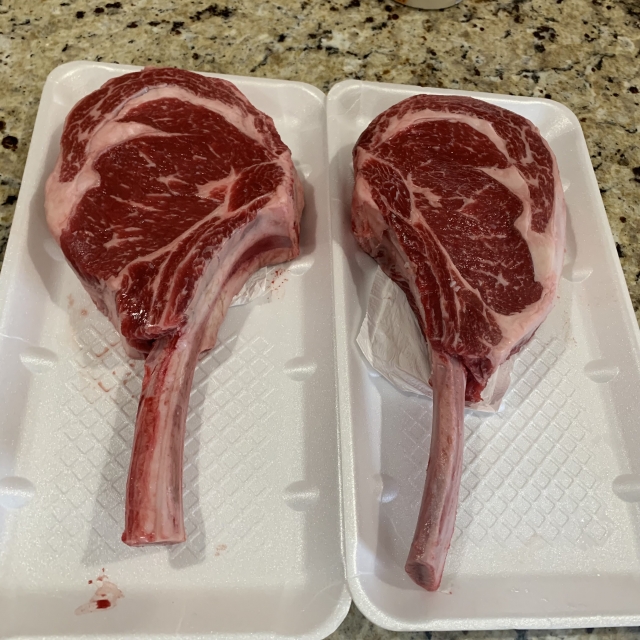 トマホークステーキの生肉|骨付きリブアイの迫力ある和牛カット