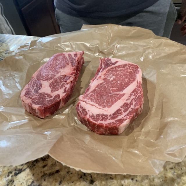 リブアイステーキ｜霜降りが美しい和牛リブロース芯の部位