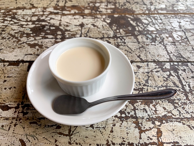 なめらかな牛乳プリンとミントの葉の盛り付け|簡単手作りレシピ