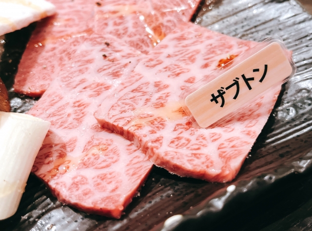 ザブトン（肩ロース）黒毛和牛の焼肉・とろける霜降り