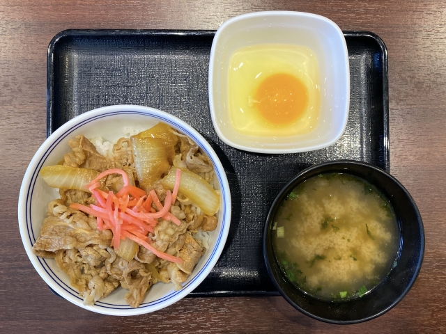 吉野家の牛丼|甘辛い牛肉と玉ねぎをのせた人気の定番メニュー