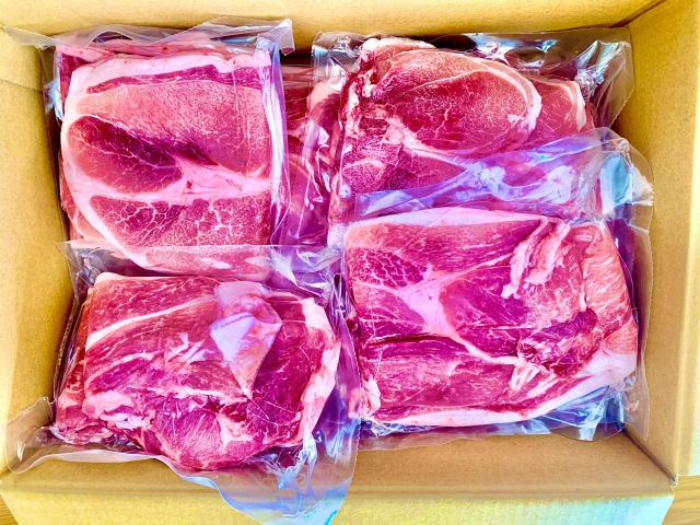 真空パックで保存された牛肉｜空気を抜いた袋で鮮度を保つ保存方法」