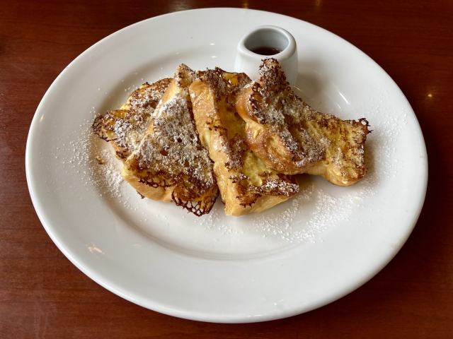 フレンチトースト|バターとメープルシロップをかけた朝食