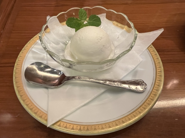 ミントを添えたミルクアイス｜爽やかで濃厚な手作りアイス