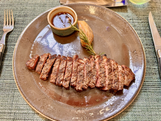 ミディアムレアに焼かれた美味しいステーキ｜ジューシーな牛肉の断面