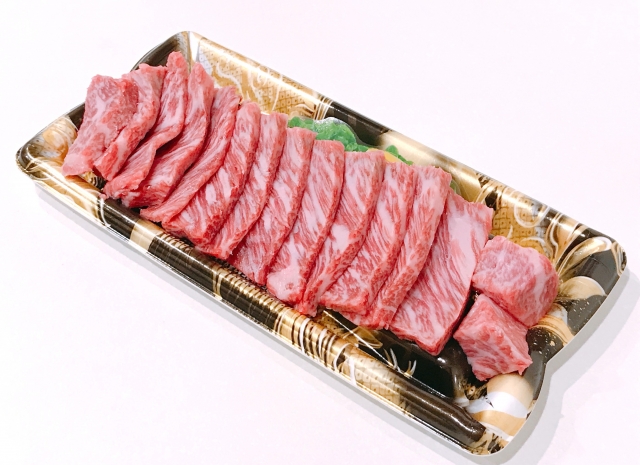 ザブトンの生肉|霜降りが美しい牛肩ロースの高級部位