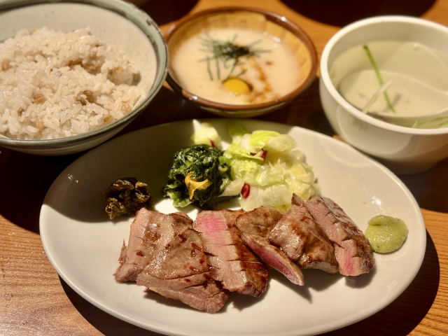 厚切りの牛タンステーキ｜焼き上げたジューシーな牛肉料理