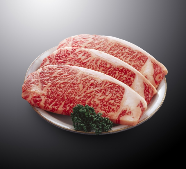 グレインフェッドビーフとは｜穀物肥育で育った霜降り牛肉の特徴とグラスフェッドとの違い