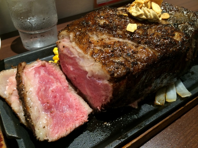 レアに焼かれたサーロインステーキ｜ジューシーな牛肉の断面